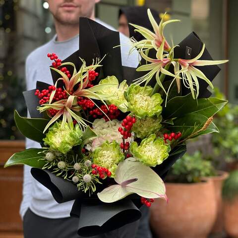Photo of Exotic green and red bouquet with amaryllis and interesting roses «Kvitna dragon»