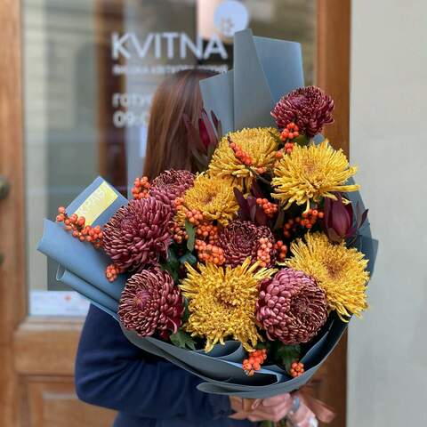 Bouquet «Solar chrysanthemums», Flowers: Chrysanthemum, Ilex