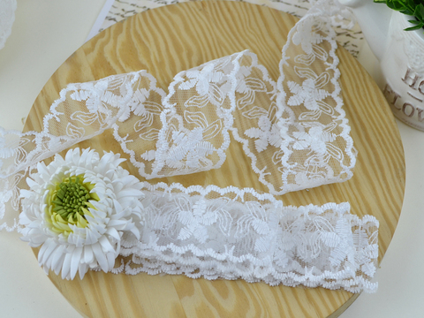 Мереживо Квіточка з хвилястим каєм біла 39 мм (16)