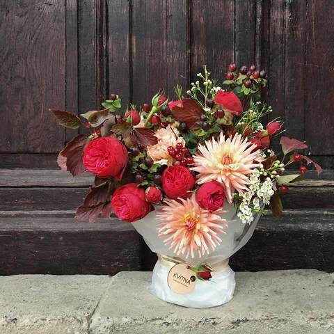 Gentle passionate autumn, Arrangement of red roses and peach dahlias
