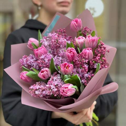Яркий букет с тюльпанами и сиренью «Весенняя влюблённость», Цветы: Тюльпан, Сирень