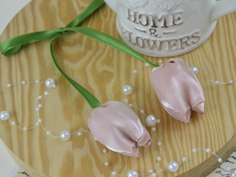 Тюльпани на стрічці суха троянда