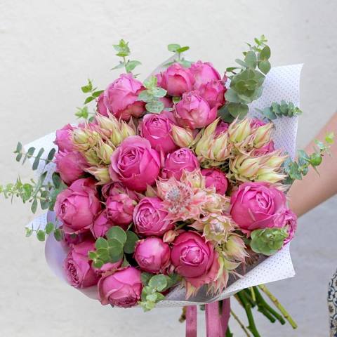 Roses and Serruria, One of our hits is a popular bouquet of pink roses of Misty Bubbles.
