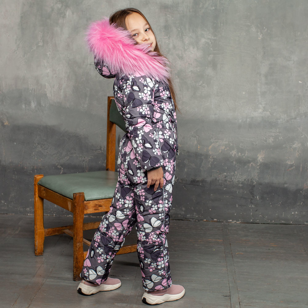 Детский зимний комбинезон с принтом «Бабочки» и опушкой из натурального меха розового цвета