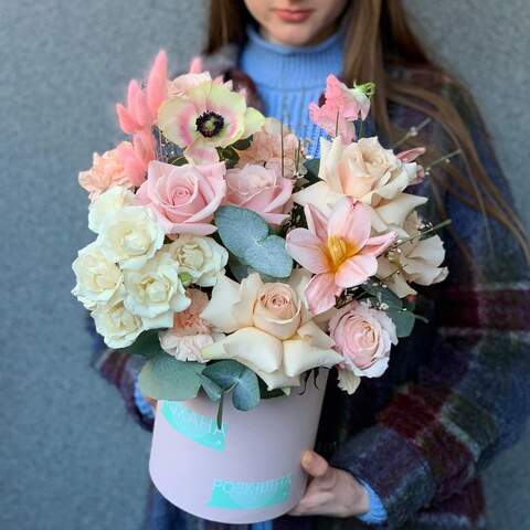 Box with flowers «Light Flirting», Flowers: Rose, Anemone, Bush Rose, Tulipa, Genista