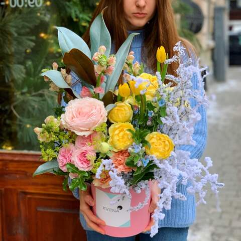 Box with flowers «Brightness of feelings», Flowers: Pion-shaped rose, Tulipa, Bupleurum, Magnolia, Oxypetalum, Dianthus, Asparagus, Antirinum