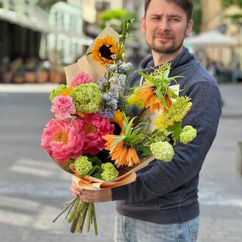 Фантастичний букет з фрітілярією та півонією «Імперський захват», Квіти: Фрітілярія, Еремурус, Півонія, Соняшник, Діантус (Гвоздика), Ерінгіум, Тласпі, Вібурнум