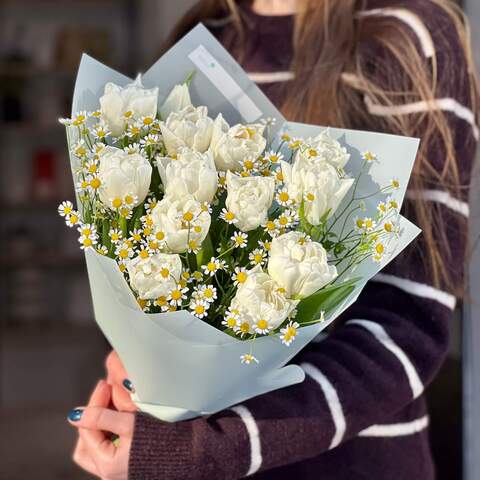 Белый дуобукет из тюльпанов и танацетума «Радостная Таня», Цветы: Тюльпан, Танацетум