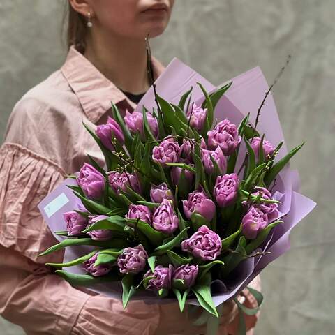 Классный букет из пионовидного тюльпана и цветущих веточек «Сиреневые лепестки», Цветы: Тюльпан пионовидный, 25 шт.