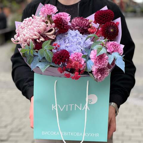 Photo of Succulent bouquet with chrysanthemums «Mysterious Wave»