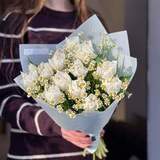 Photo of White duo bouquet of tulips and tanacetum «Joyful Tanya»