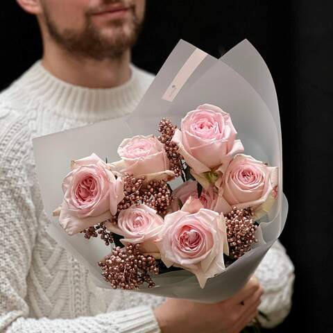 7 піоновидних троянд Pink O'Hara та вібурнум у букеті «Рожева намистинка», Квіти: Троянда піоновидна, Вібурнум (ягоди)
