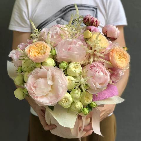 Композиція «Відтінки ніжності», Літня, ніжна квіткова композиція в тканини. Містить воду і не потребує вази.