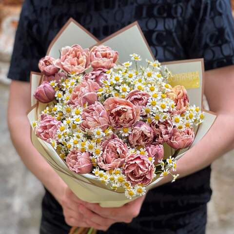 Букет «Ореховое брауни», Цветы: Танацетум, Тюльпан