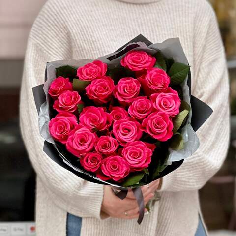 17 Tacazzi crimson roses in a bouquet «Raspberry delight», Flowers: Rose