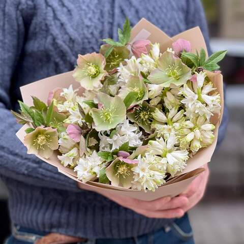 Весенний букет с хелеборусом и гиацинтами «Ранняя весна», Цветы: Гиацинт, Хелеборус