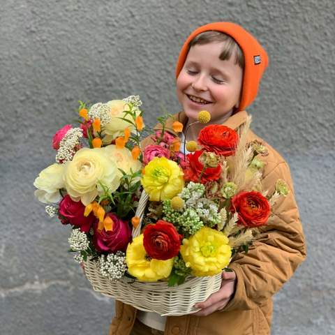Basket with flowers «Mothers embrace», Flowers: Sandersonia, Ranunculus, Rose, Ozothamnus, Pion-shaped rose, Syringa, Eustoma