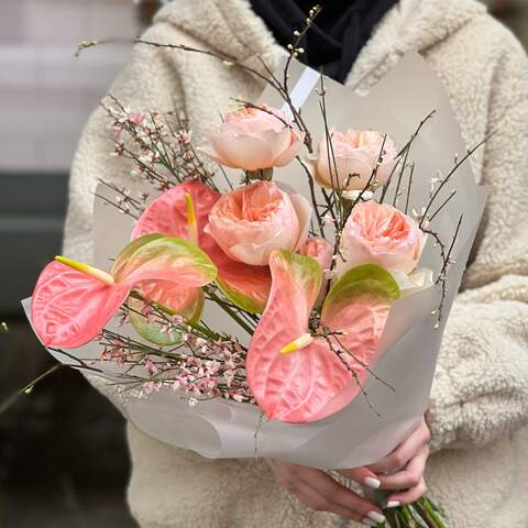 Персиковий букет із преміальних квітів «Обійми фламінго», Квіти: Антуріум, Троянда піоновидна, Геніста, Прунус
