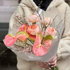 Персиковий букет із преміальних квітів «Обійми фламінго»