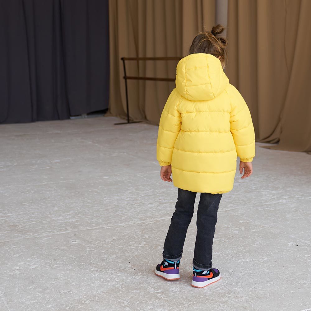 Дитяча подовжена зимова куртка в жовтому кольорі для дівчинки