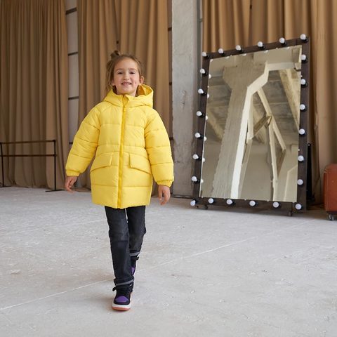Детская удлиненная зимняя куртка в желтом цвете для девочки
