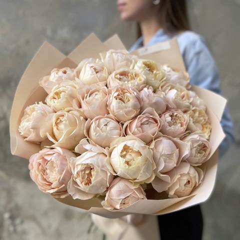 Піоновидна троянда «Unforgettable», Троянда від плантації Vip Roses. Це одна з найбільших садових троянд, відрізняються відмінною стійкістю у вазі і солодким ароматом. У букеті на фото - 25 троянд.