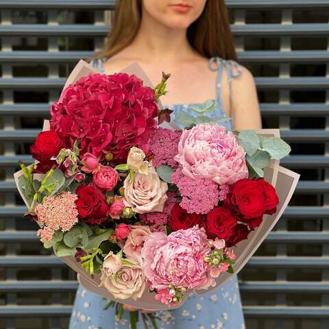 Bouquet «Bright coziness», Flowers: Hydrangea, Rose, Achillea, Paeonia, Pion-shaped rose, Eucalyptus, Bush Rose, Oxypetalum