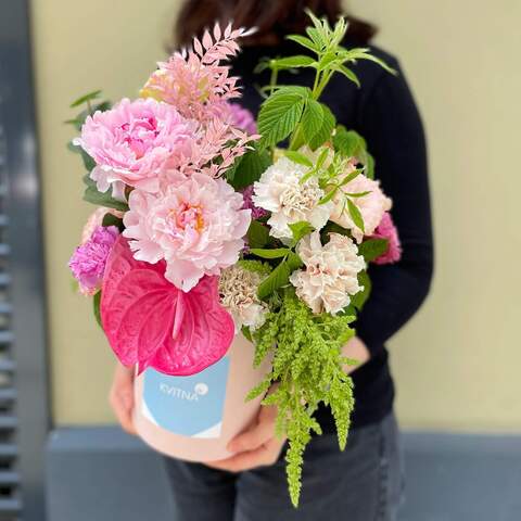 Коробка з квітами «Мармелад», Квіти: Антуріум, Діантус, Півонія, Рускус