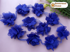 Шифоновые цветы на сетке синие диаметр 5 см