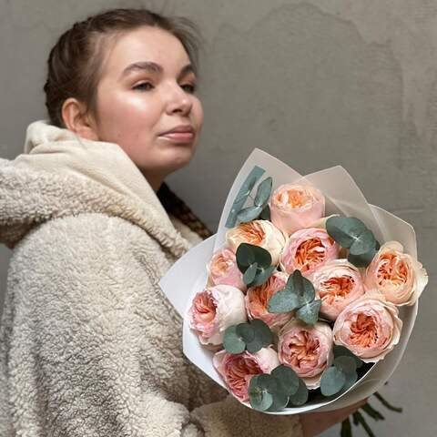 Photo of 11 David Austin peony roses of the Juliet variety in a bouquet «Ideal Compliment»