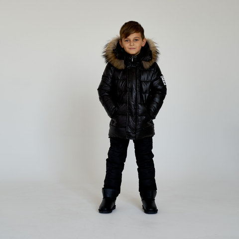 Детский зимний костюм с натуральной опушкой в черном цвете для мальчиков