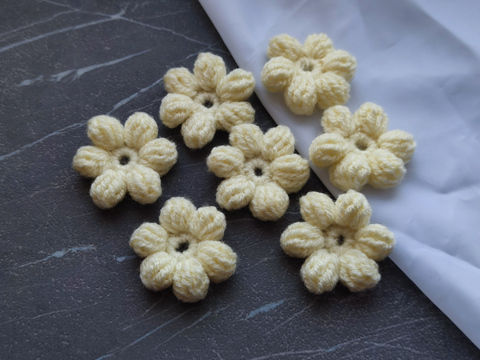 Квітка з пелюстками в'язана кремова(ручна работа)