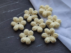 Квітка з пелюстками в'язана кремо ва(ручна работа)