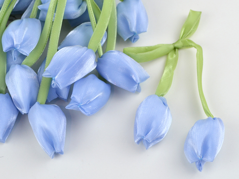 Тюльпани на стрічці блакитні