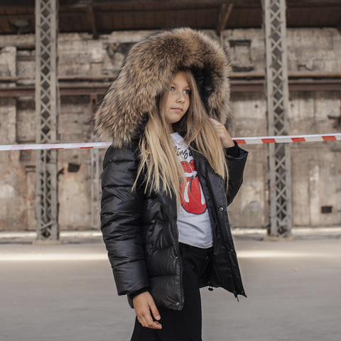 Детская зимняя куртка с натуральной опушкой черного цвета на девочку