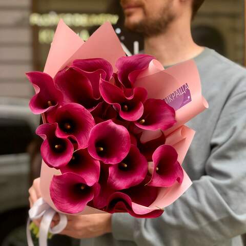 Photo of 23 plum calla lilies in a bouquet «Dark luxury»