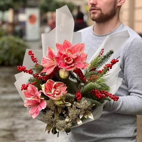Bouquet «Flavor of the Holiday», Flowers: Ilex, Skimmia, Hippeastrum, Nobilis, Pinus