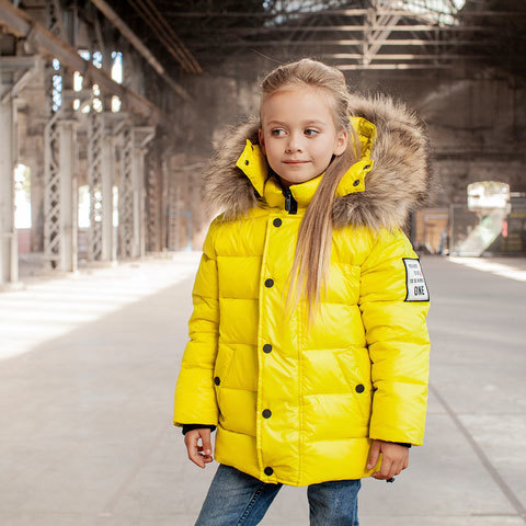Детская зимняя куртка с натуральной опушкой неоново - желтого цвета на девочку