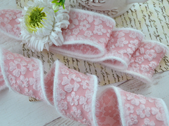 Стрічка текстильна Фактурні квіти з пухнастим краєм рожева