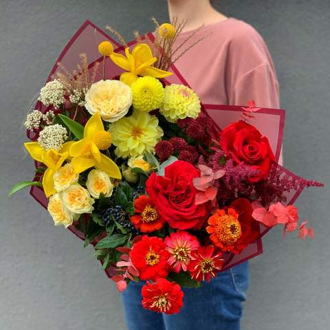 Bouquet «Passionate Sun», Flowers: Miscanthus, Zinnia, Pion-shaped rose, Tulipa, Dahlia, Ozothamnus, Astilbe, Viburnum (berries), Eucalyptus