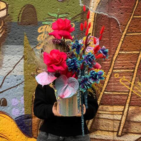 Коробка с цветами «Королева диско», Цветы: Роза, Тюльпан, Гениста, Мимоза, Антуриум, Лагурус, Стифа, Амарант, Диантус