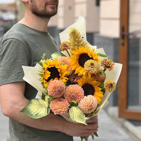 Bouquet with sunflowers in warm shades «August Inspiration», Flowers: Rubus Idaeus, Amaranthus Dark, Helianthus, Zinnia, Dahlia