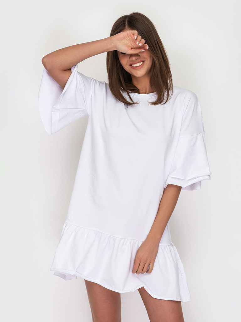 Платье-футболка хлопковое белое с воланами 