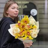 Photo of Fluffy bouquet in golden tones with cymbidiums and spray roses «Shining Orchid»