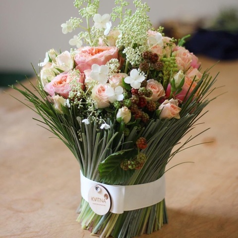 Фірмовий сніп Kvitna, Букет-сніп з рожевих троянд і берграса