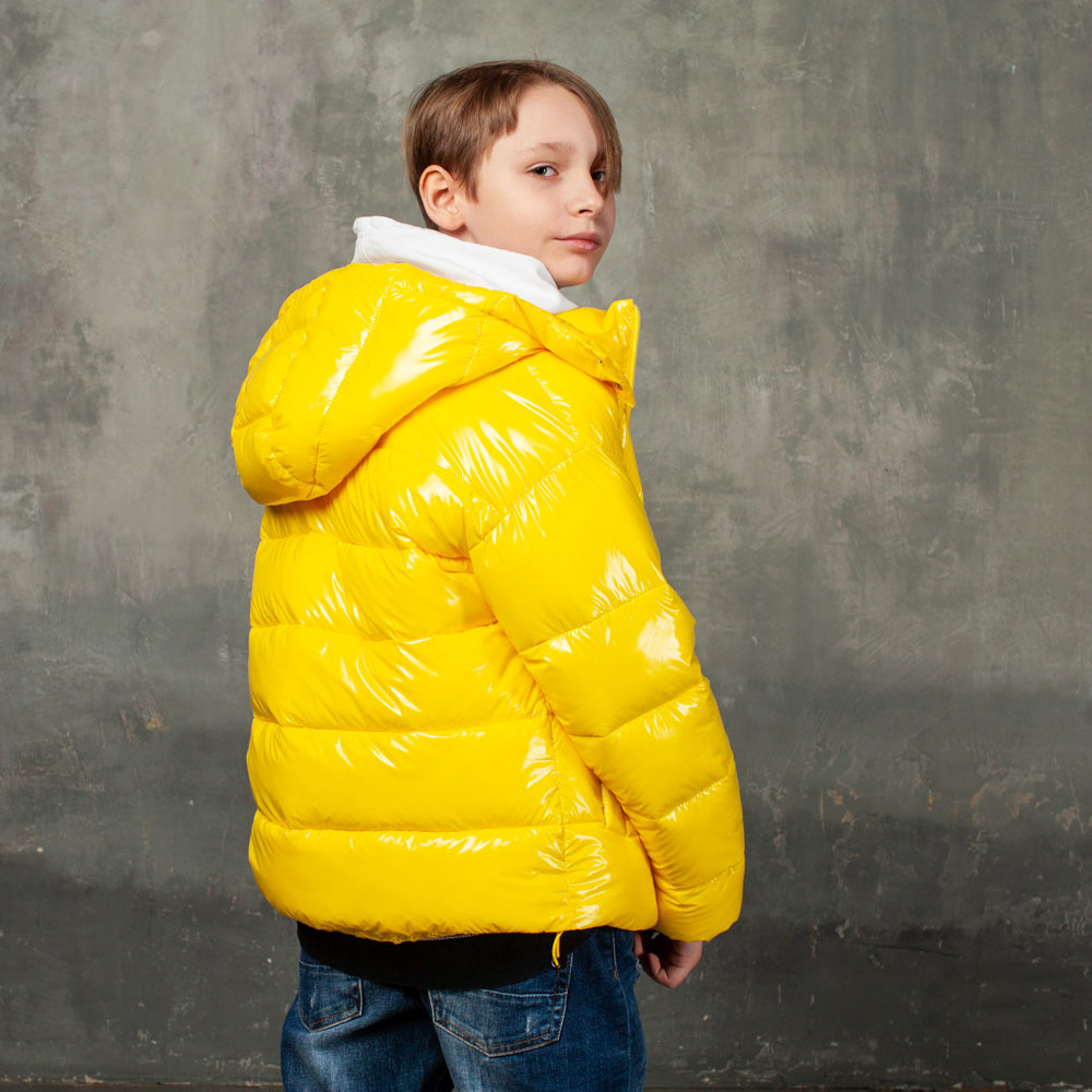 Демісезонна жовта куртка на підлітка з лакової плащової тканини
