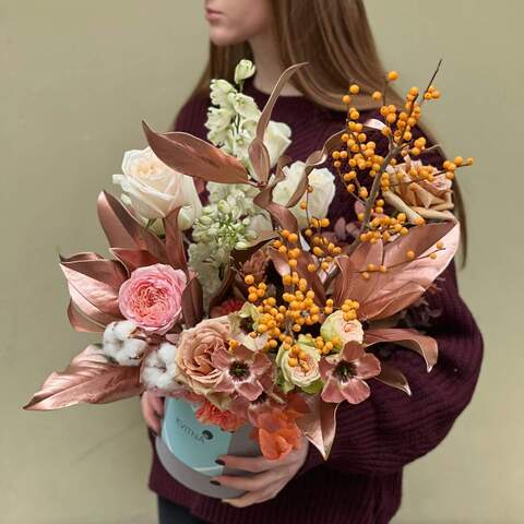 Box with flowers «Warmth of lights», Flowers: Pion-shaped rose, Magnolia, Dianthus, Ilex, Delphinium, Gossypium, Eustoma
