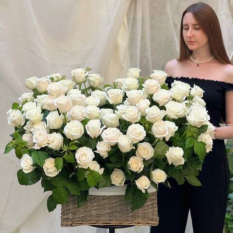 101 Playa Blanca roses in a flower basket «White sea», Flowers: Rose, Raspberry twigs
