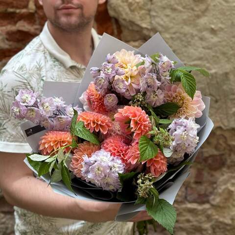 Fluffy bouquet in prange-lilac tones «August Evening», Flowers: Dahlia, Delphinium, Rubus Idaeus