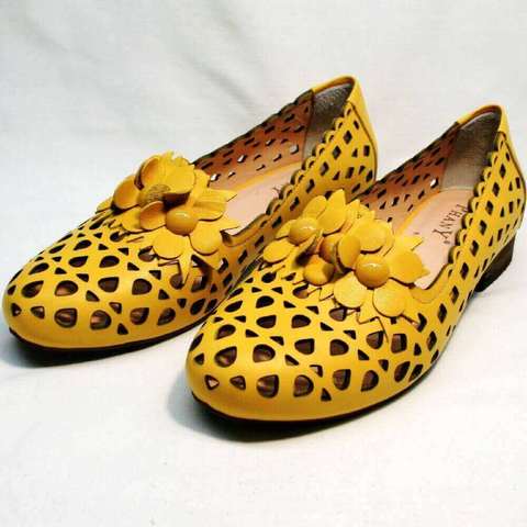 Закрытые босоножки женские. Летние туфли на низком каблуке Phany-Yellow